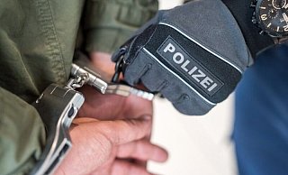 Der 75-jährige Bielefelder wurde nach der Festnahme abgeführt. Er wurde wegen Beleidigung und Widerstandes gegen Polizisten angezeigt. - Polizei
