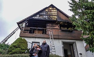 Lea Mengedoth und Louis Flato stehen am Oldentruper Weg in Bielefeld vor der Brandruine, die einmal ihr Zuhause war. - Paul Brinkmann
