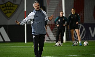 Christian Wück beim Training der DFB-Spielerinnen vor der Schweiz-Partie. - Marijan Murat/dpa