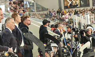 Bundestrainer Harold Kreis begrüßt Kameras in der Eishockey-Kabine. - Daniel Löb/dpa