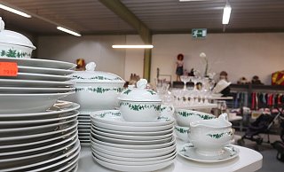 Geschirr, Gläser, Kleidung, Möbel: Schnäppchenjäger mit großem und kleinen Geldbeutel sind in der Recyclingbörse Löhne willkkommen. - Susanne Barth