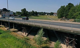 Nur noch bedingt tragfähig: Im Frühjahr 2013 ließ Straßen NRW fünf stützende Gerüste unter der Flutmuldenbrücke aufbauen. - Jürgen Krüger