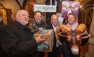 88.501 Unterschriften für den Erhalt der Mufflons übergaben Walther Baumann und Rainer Kötter (v.l.) sowie Sabine Weber (r.) an Oberbürgermeister Pit Clausen (3. v.l.). - Mike-Dennis Müller / www.mdm.photo