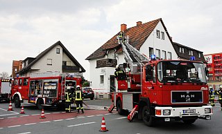 Die Feuerwehr suchte von der Drehleiter aus nach Brandnestern unter der Dachhaut. - Roland Thöring