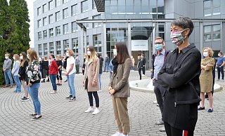 Die Gerry-Weber-Mitarbeiter protestieren bildgewaltig vor der Haller Zentrale, um Banken dazu zu bringen, Schulden zu stunden. - Nicole Donath