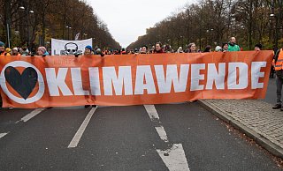 Aktivisten der Klimaschutzgruppe "Letzte Generation" und anderer Gruppierungen blockieren im November 2023 die Straße des 17. Juni. - Paul Zinken/dpa