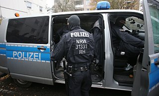 Immer wieder gehen die Sicherheitsbehörden in NRW gegen mutmaßliche Anhänger der Terrororganiation "Islamischer Staat" vor. - dpa Immer wieder gehen die Sicherheitsbehörden in NRW gegen mutmaßliche Anhänger der Terrororganiation "Islamischer Staat" vor. - dpa