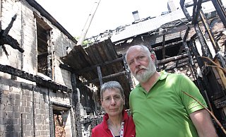 Marlis Jakobi und Rainer Temme stehen vor den Trümmern ihres Hauses. Viel konnten sie nicht retten, nun fangen die ersten Aufräumarbeiten an. - Uwe Müller