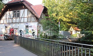Im Keller des Pumpenhauses wurde die Handgranate entdeckt. Nach dem Fund sperrte die Polizei das Gebäude weiträumig ab. - Polizei