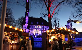Die Atmosphäre beim Borchener Adventsmarkt mit dem illuminierten Mallinckrodthof im Mittelpunkt ist einmalig. - Uwe Müller