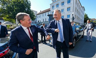 Ministerpräsident Armin Laschet (l.) hat sich kurzfristig Zeit genommen, seinen Parteikollegen Ralf Nettelstroth (CDU) im Wahlkampf um das Oberbürgermeisteramt zu unterstützen. - © Andreas Zobe