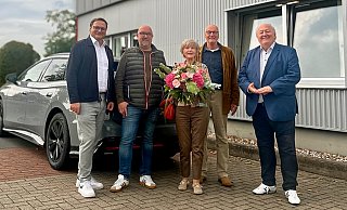 Ingo Bronner (Starke Holding Geschäftsführer, v. l.), Maik Ludewig (Geschäftsführer PS-Zentrum), Ulrike Usinger (ehemalige Gesellschafterin), Heinz Hoidis (ehemaliger Geschäftsführer) und Michael Starke (Inhaber Starke-Automobilgruppe) - Starke Automobilgruppe