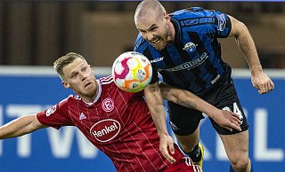 SCP-Verteidiger Jannis Heuer (r.), der sich hier gegen Fortunen-Stürmer Rouwen Hennings durchsetzt, erzielte am Freitagabend sein zweites Saisontor. - dpa