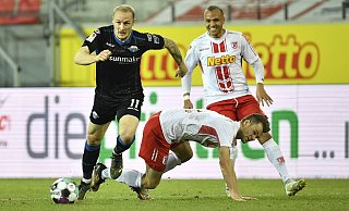 SCP-Stürmer Sven Michel (l.) ist derzeit in Topform und dürfte es am Freitag wieder mit dem Regensburger Benedikt Saller (vorne r.) zu tun bekommen. - imago images/Zink