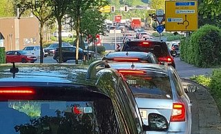 Nichts geht mehr rund um Porta Westfalica: Wegen eines liegen gebliebenen Autos und einem Unfall auf der A2 kommt es zu massiven Verkehrsbehinderungen. Foto: - privat