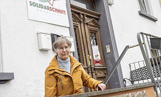Klaudia B. steht beim Friseursalon Solidarschnitt vor verschlossener Tür. - Jörg Dieckmann