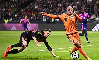 Der Rasen in der Frankfurter Arena ließ zu wünschen übrig. - Tom Weller/dpa