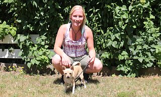 Wieder wohlauf: Chihuahua-Weibchen Bambi musste eine Nacht in der Klinik verbringen. Das war auch für ihre Besitzerin Leonie Meyer nicht leicht. - Anthea Moschner