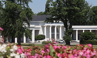 Aufgabe des städtischen Eigenbetriebes Staatsbad ist es, den Kurpark mit seinen historischen Gebäuden und den Quellen zu erhalten und zu pflegen. - Jörg Stuke