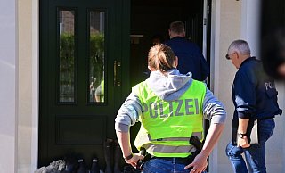 Ermittler aus Belgien, Deutschland und den Niederlanden haben am Mittwoch 16 Wohn- und Geschäftsadressen auf der Suche nach Geldautomatensprengern durchsucht. - Polizeidirektion Osnabrück