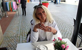 Anke Nekat (62) ist gesellig, aufgeschlossen und möchte neue Menschen aus der Region, die sich in ihren Alter befinden und ebenfalls keinen Partner haben, zusammen bringen, um in der Freizeit etwas gemeinsam unternehmen zu können. - Anastasia von Fugler