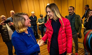 Handschlag zwischen Wiebke Esdar (SPD) und Katharina Kotulla (CDU). - Sarah Jonek Handschlag zwischen Wiebke Esdar (SPD) und Katharina Kotulla (CDU). - Sarah Jonek
