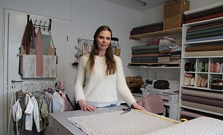 Rebecca Hansmeier in ihrem Atelier an der Salzufler Straße. Die Herforderin fertigt auf Bestellung Babymode und Accessoires. - Susanne Blersch