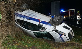 Nach der Kollision mit dem Neuhäuser Löschfahrzeug überschlug sich der Ford Fiesta aus dem Kreis Höxter und blieb auf dem Dach in der Böschung liegen. - Ralph Meyer
