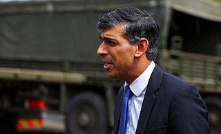 Großbritanniens Premier Rishi Sunak muss einige Niederlagen verkraften. - Molly Darlington/REUTERS Pool/AP/dpa