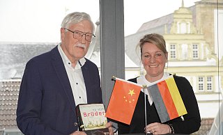 Heinz Paus und Beate Pfänder feiern das zehnjährige Bestehen des Konfuzius-Instituts. - Felix Schwien