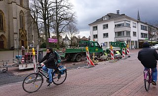 An der Berliner Straße vor der Martin-Luther-Kirche wurde das Pflaster ausgebessert. - Rainer Holzkamp