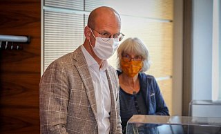 Ingo Nürnberger und Barbara Viet-Busch vom Krisenstab Bielefeld. - Andreas Zobe