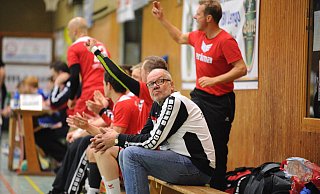 So kannte man ihn: Wolfgang Vette als Teammanager der 1. Mannschaft des HCE Bad Oeynhausen, wie er hier vor zehn Jahren (damals Landesliga) auf der Auswechselbank sitzend auf die Anzeigentafel schaut. Foto: Jürgen Krüger - Jürgen Krüger