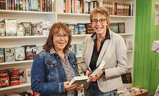 Andrea Duurland (l.) und Susanne Weide von Bücher Brandt setzen auf den aus dem Frühjahr bewährten Abholservie und den Online-Shop. - Claudia Warneke