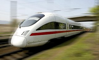 Mit einer Höchstgeschwindigkeit von 300 Stundenkilometern sollen ICE-Züge der Bahn künftig womöglich auf einer neuen Strecke durch OWL fahren. Im Bundesverkehrsministerium gibt es offenbar Überlegungen, eine solche Strecke parallel zur A 2 - und damit auch durch Bad Oeynhausen - zu führen. - Verwendung weltweit ! Keine Weitergabe an Wiederverkäufer.