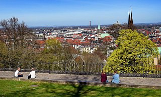 Die meisten Menschen halten Abstand - so auch hier an der Sparrenburg. - BARBARA FRANKE