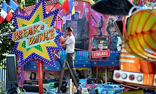 Seit rund 20 Jahren ist das Fahrgeschäft Break Dance Stammgast in Gütersloh. Beim Aufbau und Betrieb der Fahrgeschäfte müssen die Hygiene-Vorgaben beachtet werden. - Andreas Frücht