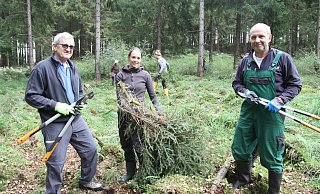 Klaus Bofinger (l.) und sein Freund Bernd Mehnert kommen aus Darmstadt, um bei diesem Projekt zu helfen. Die gebürtige Paderbornerin Karolin Prott ist die ehrenamtliche Gruppenleiterin. - Uwe Müller