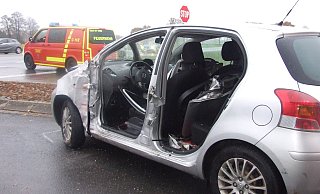 Der Toyota Yaris ist schwer beschädigt. Der Fahrer war hniter dem Lenrad eingeklemmt und musste von der Feuerwehr herausgeschnitten werden. Foto: Karsten Schulz - Karsten Schulz