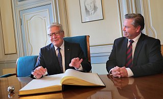 Der frühere Bundespräsident Joachim Gauck hat sich in das Goldene Buch der Stadt Herford eingetragen. Er wurde empfangen von Bürgermeister Tim Kähler. - Frank-Michael Kiel-Steinkamp