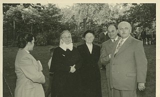 Im Vordergrund Karl Pawlowski. Sein Fahrer ist der dritter von rechts im Hintergrund. Er soll die Weiße Fahne auf der Sparrenburg aufgezogen haben. - Helga Standop
