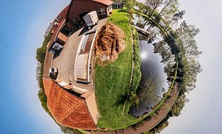 Idylle am See: Die 360 Grad-Aufnahme verdeutlicht es: Die Firma Formfreund an der Grenze zwischen Marienfeld und Brockhagen liegt im Grünen. Mit seinem Start-Up-Konzept hat Firmengründer Tim Brüggemann den Preis der OWL Wirtschaft gewonnen. - Robert Becker