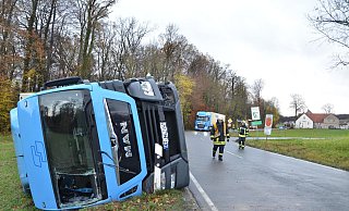 Dieser LKW kommt direkt auf der Grenze zu Niedersachsen von der Straße ab. Der Fahrer erleidet schwere Verletzungen. - Andreas Großpietsch