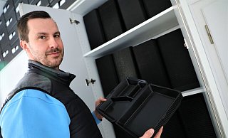 Henning Ludwig zeigt eine der Menüboxen, die in dieser Größe extra für die Warburger hergestellt wurde. Es gibt vier Größen. - Simone Flörke