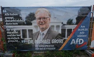 Michael Grove wirbt mit Doktorgrad auf Wahlplakaten der AfD um Wählerstimmen, wie hier am Bauzaun des ehemaligen Großprojekts "Medical City Plaza". - Ulf Hanke