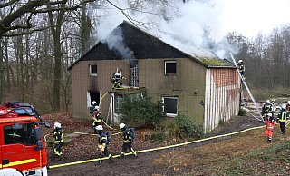 Das Feuer hat sich bis in die obersten Etagen des Hauses durchgefressen. - Charlotte Mahncke