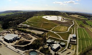 Auf der Deponie Reesberg in Kirchlengern gibt es seit diesem Jahr eine Photovoltaik-Anlage. Eventuell könnte hier künftig noch mehr Strom aus erneuerbaren Energien produziert werden. - Kreis Herford