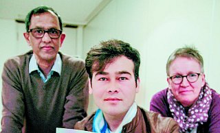 Den Brief vom Auswärtigen Amt und seinen Identitätsausweis in der Hand: Ishaq Ali Ahmadi vom Volk der Hazara in Pakistan mit seinem Betreuer Imran Ahmed und Irene Blumenthal-Ahmed von der Flüchtlingsinitiative "Büren ist bunt". - Karl Finke