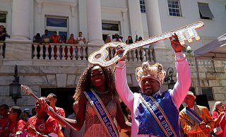 Mit der Übergabe des Stadtschlüssels beginnt der Karneval in Rio de Janeiro. - Silvia Izquierdo/AP/dpa
