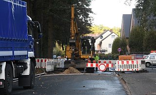 Gesperrt: Bereits unmittelbar, nachdem Anwohner der Goethestraße den Schaden bemerkt hatten, öffneten Bauarbeiter die Fahrbahn. Die Arbeiten dauern voraussichtlich die nächste Woche an. - Andreas Eickhoff